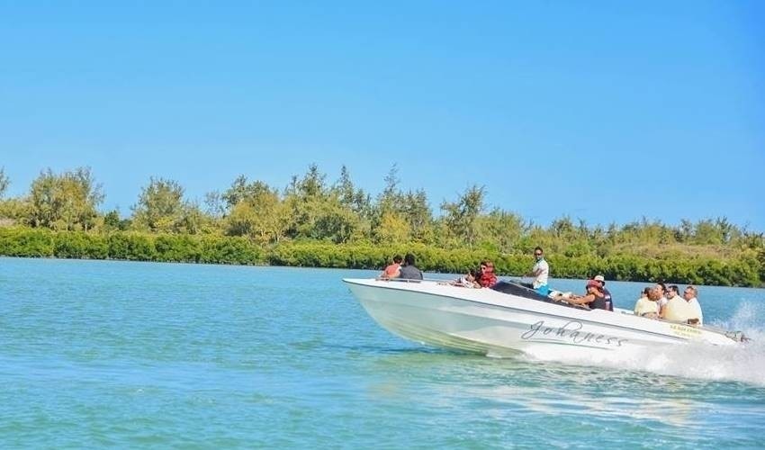 ILE AUX CERFS BY SPEEDBOAT (SHARED) | JOHANESS