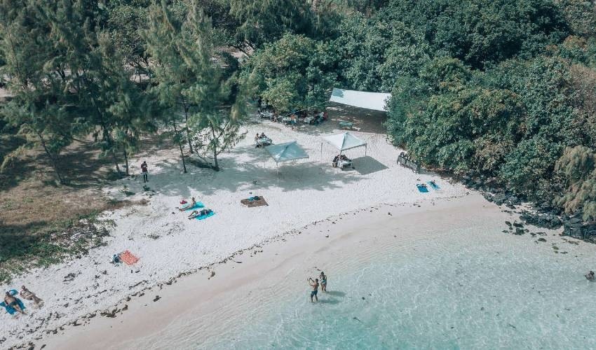 Speed Boat to Ile Aux Cerfs - Tino